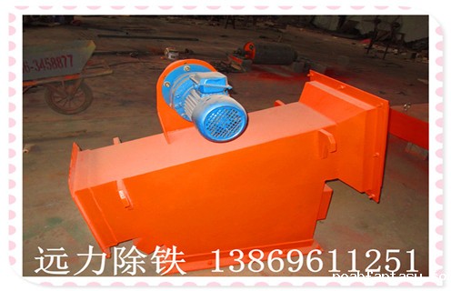 一.精细除铁器的原理：      物料从下料管道中经过精细除铁器时,由前端的分流板将物料分流减薄,然后进入矫型区,将物料内铁件转向垂直极板方向,减少了料层对铁件的阻力,物料携带铁件前行至高场强吸附区时被吸附,并随外壳转动至无磁区域,靠其重力和离心力脱离强磁场子,完成清铁工作.