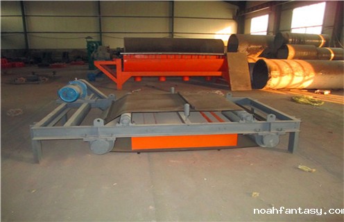 2.手动卸铁永磁除铁器  　　在所有铁中最简单,价格低廉,占用空间小,易于制造和维护.根据配置可分为两种,即悬挂固定和底部固定.悬挂板适用于安装在皮带输送带顶部,底部固定板除铁器适合安装在下料斗或滑道下方.这种除铁装置适用于较小的铁和较少的铁,并且进料流的厚度优选不大于100mm.设备工作时,将铁片直接吸引到磁板上,需要定期手动卸载铁,更费力.  　　3.手动永磁除铁器  　　手动永磁除铁器铁卸货时使用摇摆使用刮刀铁除铁外会被磁场外刮,但一般不能用于大型铁件的场合.