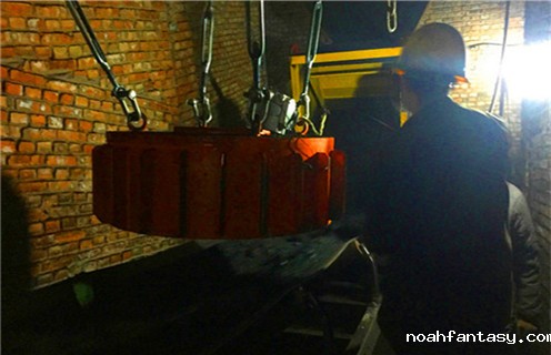 电磁除铁器国家标准,电磁除铁器是一种用于去除大块非磁性材料中的铁的电磁装置,通常安装在带式输送机的头部或中部.电力产生的强磁力会在铁材料中混入铁片后从排料皮带,自动清除目的,并可有效防止输送带纵向划痕,保护破碎机,磨床等正常工作.因此,该系列铁广泛应用于电力,矿山,冶金,建材,煤炭制备,化工等部门下面.