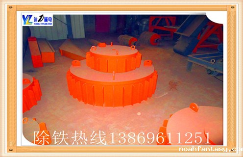 一.辽宁除铁器磁路设计        采用计算机模拟设计,透磁深度大.磁力强.内部采用电工专用树脂浇注,自冷式全密封结构.防尘.防雨.耐腐蚀.自动卸铁.维护简便.滚筒腰鼓形结构,具备皮带自动纠偏功能,特制全密封轴承座,可实现长期无故障运行.产品配套性好,整流设备功能齐全,具有手动和集控功能,能满足多种场合的使用要求.可有效吸除混杂在非磁性物料中0.1-35公斤的铁磁性物质.  　　二.辽宁除铁器厂家的口碑       辽宁除铁器在业内的好口碑是十几年一点一滴积累出来的,优质的除铁器凝结了辽宁技术人员的心血和先进的技术精髓,它带给用户带来优越的除铁提纯体验,让人用后不忘,是选矿设备里的老前辈,辽宁在众多除铁器厂家中脱颖而出是行业里的霸王