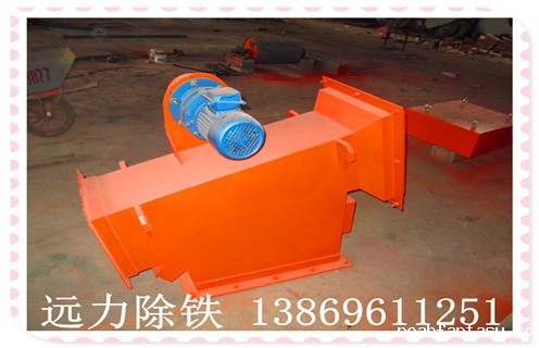 坊子石灰厂专用除铁器的安装  　　2.1安装在输送机的头部：此种安装方式除铁效果较佳,此时物料处于最佳松散的状态.能最大限度地吸起物料中的铁磁性杂物,但头轮应采用无磁材料制作.  　　2.2安装在输送机的中部：由于此时物料对铁磁性杂物产生正压力,影响铁磁性杂物的顺利吸出.如果能有条件,应在除铁器下方位置安装一组无磁平托辊,无磁平托辊安装的高度应比正常时高出50-60mm,使输送带运行到此处时有向上突起的运动状态,以利于铁磁性杂物能顺利被吸起.提高除铁效果.  　　2.3小车行走工字钢梁的长度和大小,应根据现场跨度和除铁器的自重等条件自定,但以不影响小车往返移动为准.  　　2.4在工字钢轨道上安装移动小车,调整垫片保证小车车轮与工字钢间隙达到3～4mm,同时四台手动小车应采用连接杆固定连接,使悬挂上除铁器主机后,保证两根轨道上的手动移动小车能够同步运行,移动自如.无卡阻现象.