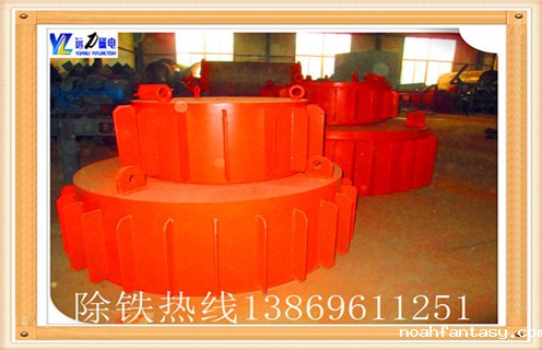 锅炉输煤用皮带电磁除铁器线圈励磁原理  　　2.1电磁除铁器对外提供的磁场包括两部分：一是线圈提供的励磁场,它会随冷热态发生变化;二是被磁化后的铁芯提供的磁场.后者是除铁器磁场的主要来源,它随着磁化场增大而增大,直到饱和.  　　2.2电磁除铁器铁芯采用高导磁.高饱和磁感应强度的DT4电工纯铁制作.DT4电工纯铁是高导磁.高饱和磁场应强度的软磁材料,极易磁化,当线圈磁化强度很小时,它便达到饱和,从而大大提高了磁场的稳定性.  　　2.3这种有晶粒取向的DT4电工纯铁,在磁通的流动沿着轧制方向时,可使铁耗大大减少,由于磁化面积减小,从而减小了涡流损耗.磁通密度达18000-20000Gs,导磁率大大高于普通纯磁材料,大大减小了磁滞损失,提高了总磁场的稳定性.