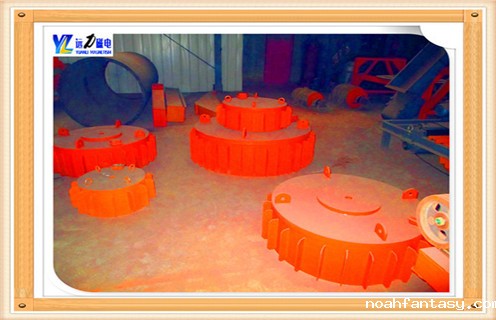 　　输煤系统用电磁除铁器批发,在输煤系统中除铁为什么要选用电磁除铁器呢?因为相比永磁除铁器来说,电磁除铁器的磁力更强,而输煤运输中,因为煤块大,如果磁力不够强劲的话,里面的铁磁性物质就不容易吸附上来,从而失去了选用除铁器的意义,远力磁电是专业生产电磁除铁器的厂家,价格优惠,来电请咨询138-696-11251. 　　1.输煤用电磁输煤用电磁除铁器周围铁件的影响  　　周围铁件被磁化后除铁效果会受影响.在输煤用电磁输煤用电磁除铁器的下方和周围存在托辊组及其他钢质器件,不同形状的铁件被磁化后形成的附加磁场很复杂,其中垂直于托辊方向的磁场对铁件影响大.磁感应强度数值不大,且随着距托辊的距离增大,磁感应强度迅速减小,在 0～40 mm之内,其梯度很大.经计算,在距托辊 10～100 mm处,埋在煤层最下面紧靠皮带机处的铁件所受的托辊磁吸力是大,磁感应强度迅速减小,在 0～40 mm之内,其梯度很大.经计算,在距托辊 10～100 mm处,埋在煤层最下面紧靠皮带机处的铁件所受的托辊磁吸力是煤层中上部铁件所受吸力的百倍以上.这是一个不容忽视的影响.