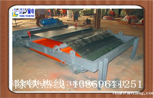 1.陶瓷粉料自动除铁器的特点  　　1.1.永磁除铁器采用高性能钕铁硼做磁源,磁性强,不退磁.  　　1.2.鼓两侧的鼓形结构,此种结构具有自动校正功能,出色的密封性,这样就可以很好地适应各种恶劣环境.  　　1.3.皮带机控制部分链条,可以实现原位手动控制和集中控制两种方式.  　　1.4.无励磁线圈,节能.  　　1.5.不需要整流控制器,可靠性高.  　　1.6.没有温升,磁场强度也不存在“冷”“热”点,磁场常数.  　　1.7.电源,吸铁在铁上的零件不会落回到运输的材料上.  　　​1.8.没有绝缘和压力问题.配合防爆电机驱动的铁质输送带可成为防爆沉淀器.然而,永磁磁选机的磁场强度会衰减,应在选择调查和实施时选用