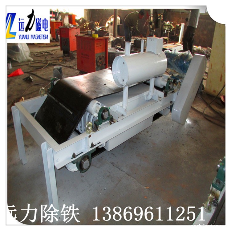 1.通辽油冷自卸式电磁除铁器的组成  　　RCDF系列油冷自卸式电磁除铁器由除铁器本体和卸铁机构两部分组成.卸铁机构由机架.摆线针轮减速机(以下简称减速电机).主 从动滚筒.托辊.皮带轮(或链轮).三角带(或皮带轮)和装有刮板的卸铁皮带组成.  　　2.油冷自卸式电磁除铁器工作原理  　　除铁器接通电源后,励磁系统产生了强大的磁场,当输送机上的散状物料经过除铁器下方时,混杂在物料中的铁磁性杂物,在磁场力作用下被吸起,由运行的卸铁皮带连续抛出,当物料脱离磁场范围外,铁磁性杂物在重力作用下掉入集铁箱中.