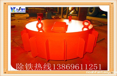 1.电磁除铁器的正确使用   　　随着我国经济的发展各行各业对物料除杂的要求不断提高,对产品的物料品位也有了更高的要求,在许多特殊场合,对物料中铁磁性物质的除净率要求很高,按照国家标准生产制作的普通除铁器是根本无法满足需求的.RCDC 超强型除铁器是我公司最新推出的,集多种技术于一身,具有吸力大,吸程深,节能显著等优点,可装于胶带运输机头部或中部上方,其强大的磁力可将混入物料中的杂铁吸出并借助有刮板的自卸胶带将其清除,对于防止锐利铁器对运输胶带的破坏及提高物料的纯度起着重要作用.