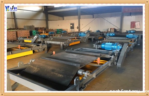 1米除铁器应用广泛,在机械、开采、冶金、仪表等多种行业是必备仪器,具体应用在如矿山、选煤厂、玻璃、建材、陶瓷、化工、电厂等多种加工行业.对于1米除铁器的作用很多人特别是从事上述行业的人员来说,已经十分了解,但关于1米除铁器价格你了解多少呢?潍坊远力磁电有限公司提醒各位有购买意向的朋友:一定要详细了解1米除铁器的价格,小心花了冤枉钱. 关于1米除铁器的价格,并没有十分明确的统一报价.这给很多厂家提供了敛财的机会,他们打着“最先进”、“最精良”等称号榨取老百姓的血汗钱.结果,很多人以高价钱买了低档的1米除铁器,也给1米除铁器这一行业泼上了“污点”,这种不良风气严重影响1米除铁器行业的发展.对此,我们除了打击这些不良生产商外,更重要的还是要正确了解1米除铁器的价格,不上当,不花冤枉钱.