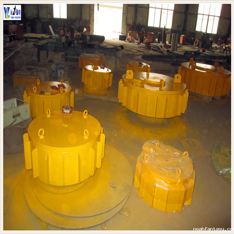 三.电磁带式除铁器行业标准  　　1.经常检查吊装器有否松动,吊装器如有松动会使电磁振动给料机四角不平衡,影响给料质量,应立即紧固.  　　2.振动器的密封罩必须盖好,以防灰尘进入,堵塞板弹簧之间的间隙,并要经常清理密封罩积灰.  　　3.经常检查给料槽振幅和线圈电流,注意机器的响声是否正常,如果发现声音突然变大,或发现有撞击声,要仔细分析原因,并立即停机处理.  　　4.铁芯与衔铁之间气隙任何时间必须保持平衡,应随时检查螺栓是否松动.间隙是否正常,如果板弹簧顶紧螺栓松动或板弹簧断裂,铁芯与衔铁之间气隙发生变化或撞击,要立即处理.