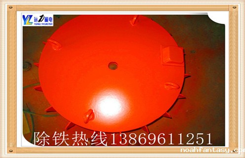 选矿行业的火速兴起,磁选机公司如“雨后春笋”般涌向市场,选矿行业的竞争日益激烈,电磁除铁器在生产上面临的挑战也逐渐加大.潍坊远力磁电作为典型的磁选机生产厂家,要想在激烈的市场竞争力立于不败之地,服务水平和设备的工作效率提升是非常关键的一个环节.在选矿行业市场的争夺战中干式电磁除铁器成为最有利的武器. 　　1.远力干式电磁除铁器的优越性能给用户带来了很大的便利,它不仅节约资源省水省电,并且随着技术的改进工作效率也大大提升.近年来,它的工作范围也扩大了很多,可以用于多种场合.  　　2.干式电磁除铁器可以用于低品位矿石的预选工作,预富集矿石资源,提高入磨品位,降低选矿成本.用于尾矿再选,回收尾矿坝干坡段相对富集的尾矿.用于硫酸渣干粉的磁选提纯.用于非磁性物料的除铁,效果明显,选矿成本低廉.用于磁选厂精粉提纯作业,抛除铁精粉中的贫连生体及脉石,提高精粉等级,增加选厂产品技术附加值.  　　3.干式电磁除铁器是不可多得的好设备,它满足了客户对于环保高效率设备的需求,在工作的同时,尽最大可能的保护环境,节约资源,维护我们共同生活的家园.远力干式电磁除铁器的种类丰富,其优点更是有目共睹的.