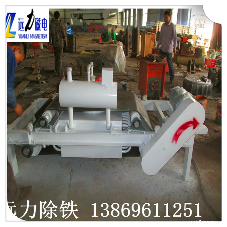 风冷自卸式电磁除铁器回收价值利用好,远力磁电生产的RCDA系列风冷悬挂式电磁除铁器磁路采用计算机模拟设计,透磁深度大.磁力强.特殊的风道设计,轴流风机强迫风冷,风量大,风压高,使线圈散热快,温升低,冷热态磁场差异小.线圈经特殊的浸漆绝缘及固化处理技术,抗氧化,耐腐蚀,提高整机的绝缘性能,保障长期连续工作不老化.