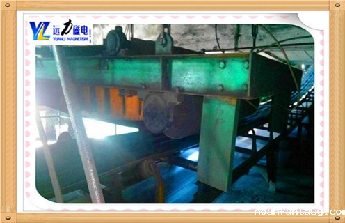 RCDB-6.5自冷自卸式电磁除铁器,悬挂式电磁除铁器,近几年除铁器市场发展前景良好,除铁器行业成为拉动和提高经济增长点的重要行业.潍坊远力磁电瞅准时机迅速发展,无论产品数量还是生产规模都有飞跃式的提高和发展,除铁器销量与日俱增. 1.自冷式电磁除铁器本体磁路设计合理,磁场强度高.透磁深度大,故适合料层较厚的场合除铁.又因采用全密封结构,制造过程中经真空干燥等特殊工艺处理,所以能有效地防止粉尘和有害气体对线圈侵蚀,对环境和气候的适应性强,使用寿命长.