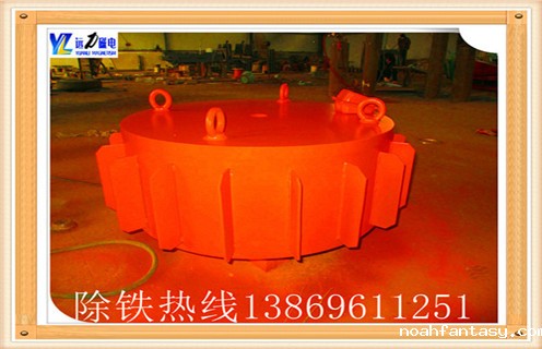 电磁除铁器 煤碳砂石选矿机砖厂输送带用,除铁效果主要取决于电磁除铁器的磁性能参数,与磁感应强度成正比,与磁场梯度成正比。 电磁除铁器按冷却方式分为风冷、油冷、热管冷却、自冷等 风冷的优点是冷却效果好、温升低、冷热态磁性能差距小、成本较低;缺点是密封性较差,绕组与空气直接接触,不耐腐蚀、容易积尘,因而不适合沿海盐雾环境。 油冷的优点是密封好、冷却效果好、温升低、冷热态磁性能差距小、成本较低;缺点是对导热油的要求高(除铁器的温升高于普通油冷变压器的温升),需要用户定期更换,否则可能因为导热油变质破坏绝缘。