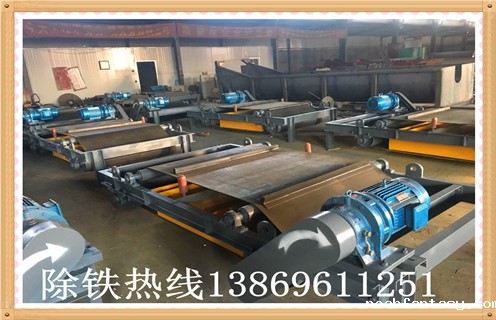 生产RCYD(C)-12永磁自卸式除铁器带式除铁器强磁石料建材吸,湿式永磁自卸式除铁器 ,湿式永磁自卸式除铁器按照槽体的不同可分为顺流式、逆流式、半逆流式三种。公司提供实验室,实验样机可根据用户的物料来自由定做设备,公司湿式永磁自卸式除铁器经常销往设计院,具有 1.干式永磁自卸式除铁器主要应用 干式永磁自卸式除铁器 广泛应用于,沙山,铁矿,河沙中的铁粉提取,是目前河沙提取铁粉的最为理想的设备。 干式永磁自卸式除铁器概述: 干式永磁自卸式除铁器是我公司专为磁性矿而研制设计的一种新型干选磁选